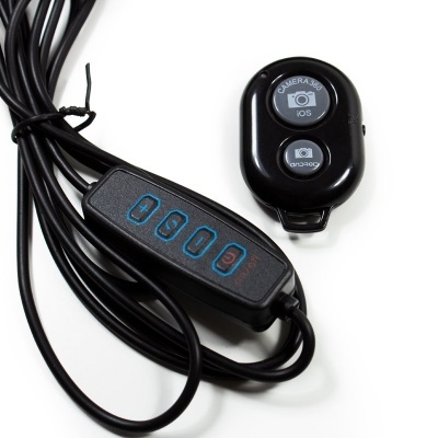 Controle remoto preto com cabo e pequeno dispositivo com botões para smartphones