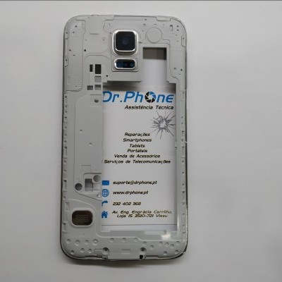 Parte traseira descascada de smartphone branco com folheto Dr.Phone visível