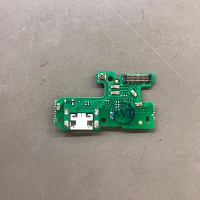 Placa eletrónica verde com conector branco e símbolo em azul