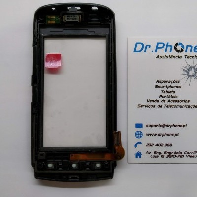Estrutura de plástico de telefone preto ao lado de cartão de visita Dr.Phone em fundo branco