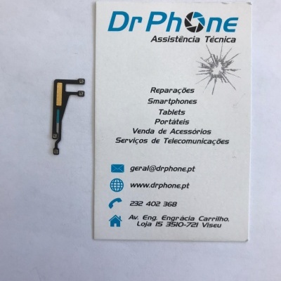Peça eletrónica pequena ao lado de cartão de visita com texto e logotipo Dr Phone