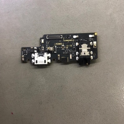 Placa eletrónica preta com circuitos e conetores USB e jack áudio