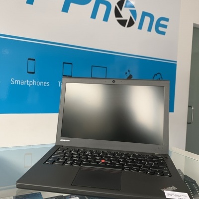 Computador portátil Lenovo preto numa loja com cartaz Dr Phone