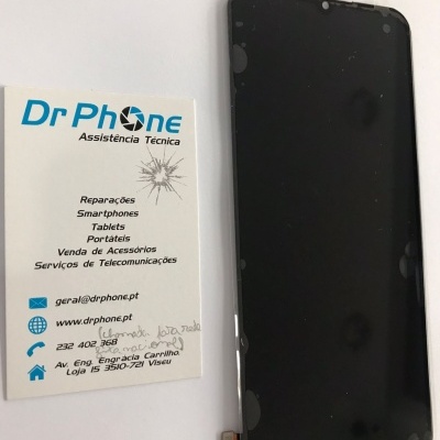 Smartphone preto desligado ao lado de cartão de visita da Dr Phone