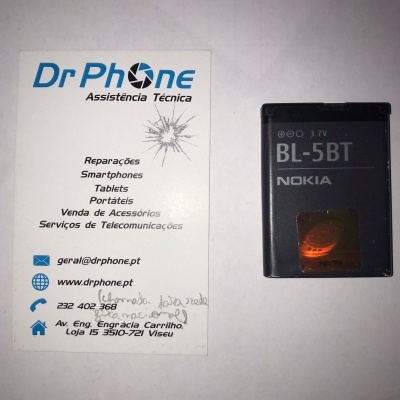 Cartão de visita da Dr Phone e bateria preta Nokia modelo BL-5BT sobre superfície branca