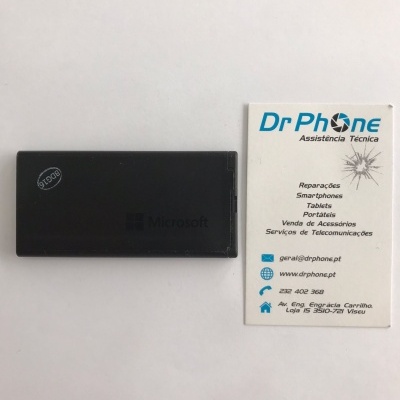 Bateria Microsoft preta ao lado de cartão de visita da Dr Phone.