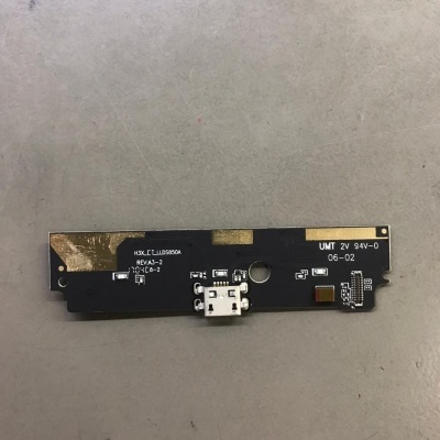 Placa eletrónica preta com conector USB tipo-C e inscrições brancas