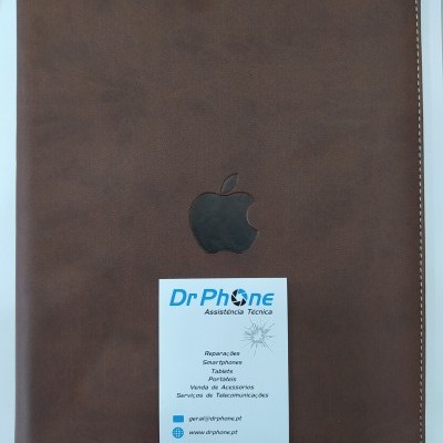Capa de pele castanha com logótipo da Apple com cartão de visita da Dr Phone