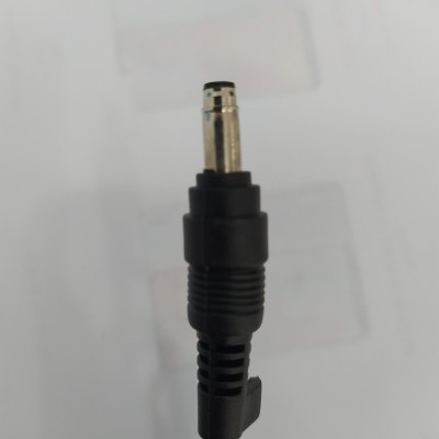 Cabo preto com conector de metal prateado sobre fundo branco