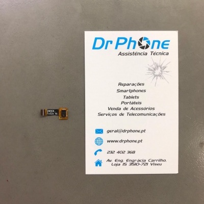 Pequeno componente electrónico junto a cartão de visita da Dr Phone