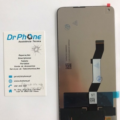 Pantalla de smartphone desmontada junto a tarjeta de visita Dr Phone en mesa blanca
