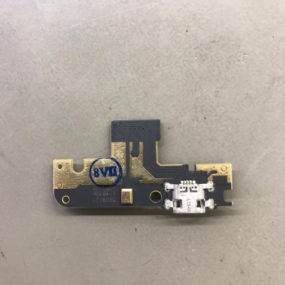 Placa eletrónica pequena com componentes dourados e pretos com selo azul '8VD'