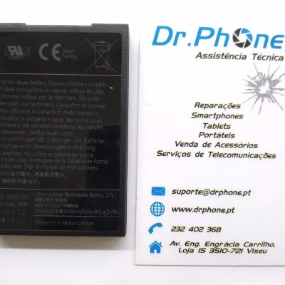 Bateria preta com texto branco ao lado de cartão de visita Dr.Phone em português