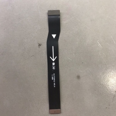 Cabo flexível preto com seta branca e texto, sobre superfície cinzenta lisa