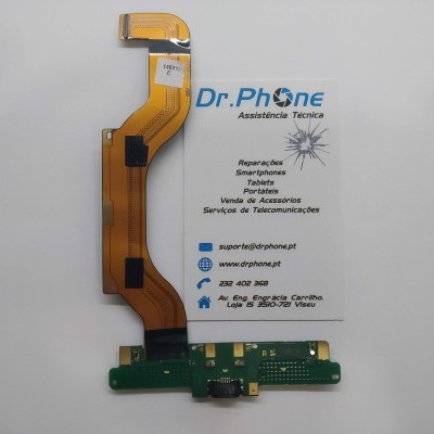 Placa eletrónica flexível com componente verde e papel promocional da Dr.PHONE Assistência Técnica