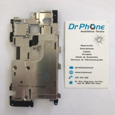 Peça metálica para smartphone ao lado de cartão de visita da assistência técnica Dr Phone