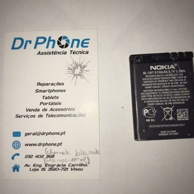 Bateria Nokia ao lado de cartão de assistência técnica Dr Phone