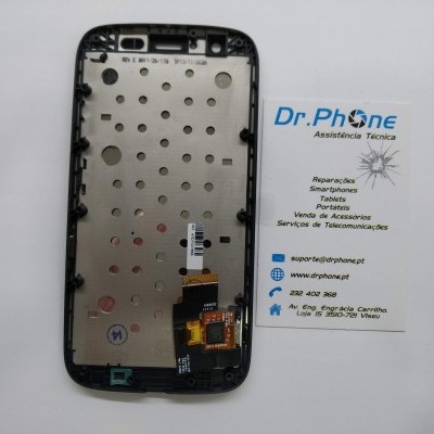 Moldura metálica de ecrã de smartphone ao lado de cartão de visita de assistência técnica