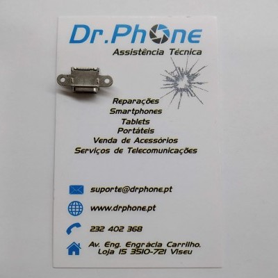 Conector USB sobre cartão de visita da Dr.Phone com informação de assistência técnica e contactos