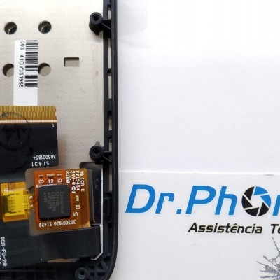 Peça eletrónica flexível com logótipo Dr.Phone e superfície preta furada