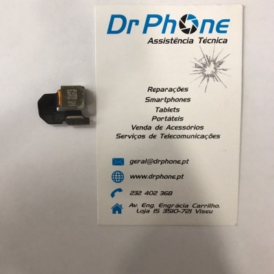Peça eletrónica pequena ao lado de cartão de visita da Dr Phone Assistência Técnica