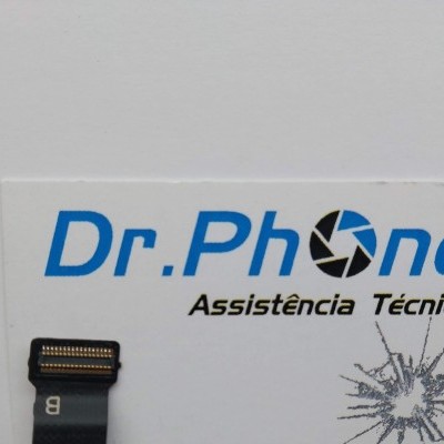 Cabo flexível preto com conector dourado sobre cartão branco com texto e imagem de vidro partido