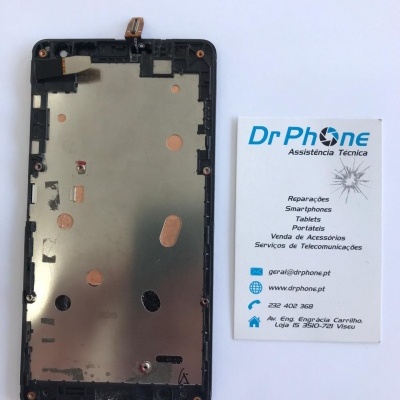 Parte interna do ecrã de smartphone com cartão de visita de assistência técnica