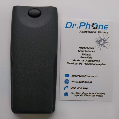 Comando remoto preto ao lado de cartão de visita da Dr.Phone Assistência Técnica