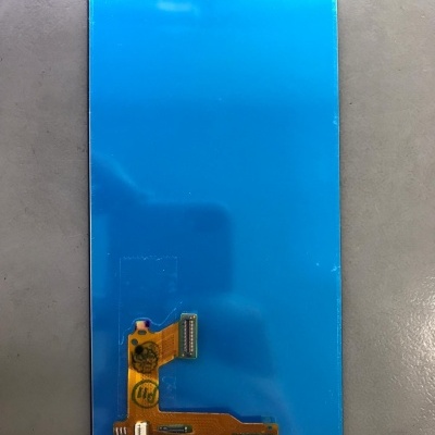 Ecrã de telemóvel com película azul e cabo flexível