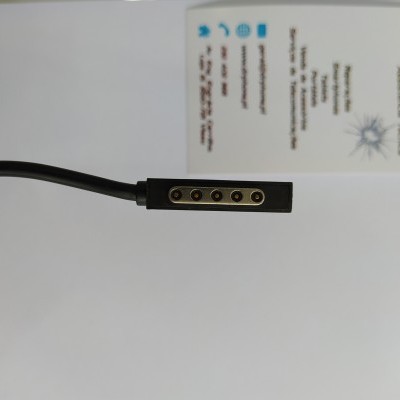 Cabo preto com conector magnético de seis pinos dourados e cartão DR. PHONE branco ao fundo