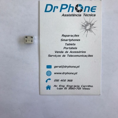 Cartão de visita Dr Phone ao lado de peça eletrónica pequena