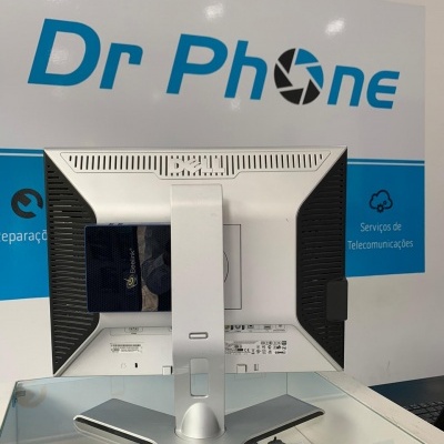 Monitor de computador visto de trás com logotipo Dr Phone ao fundo