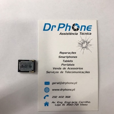 Peça eletrónica pequena ao lado de cartão de visita da Dr Phone Assistência Técnica com contactos e serviços.