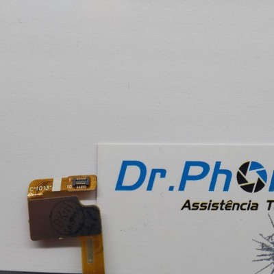 Cabo flexível sobre cartão branco com texto Dr.Phone e desenho de ecrã partido