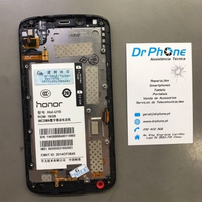 Smartphone Honor Hol-U10 com a tampa traseira removida ao lado de cartão de visita da Dr Phone