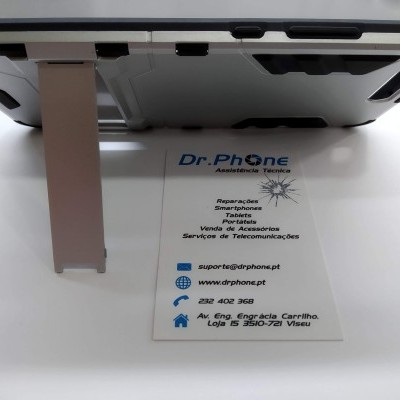 Tablet com capa protetora e suporte metálico ao lado de cartão de visita da Dr.Phone