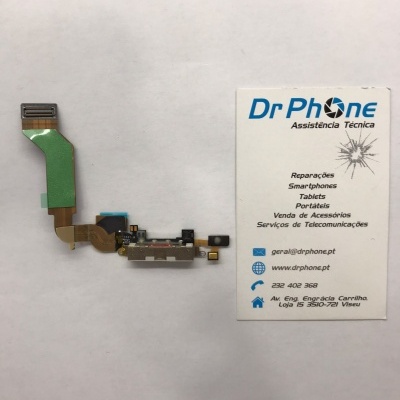 Flexível para smartphone com conector USB verde e componentes eletrónicos pretos junto a cartão de visita da DrPhone