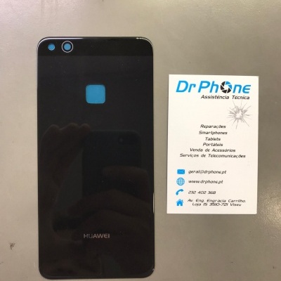 Smartphone Huawei preto com câmeras e cartão de visita da assistência técnica