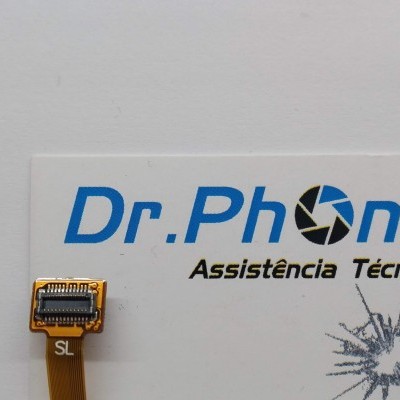Cabo flex dourado com conector próximo a cartão com texto Dr.Phone e símbolo de ecrã partido