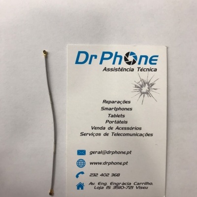Cabo fino cinzento com conectores dourados ao lado de cartão de visita Dr Phone