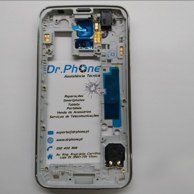 Estrutura traseira de smartphone com folheto da Dr. Phone Assistência Técnica