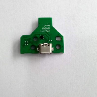 Placa de circuito verde com conector USB tipo C