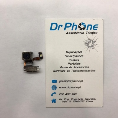 Peça de câmara de smartphone ao lado de cartão de visita da empresa Dr Phone.