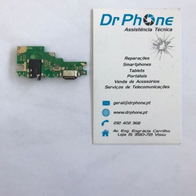 Placa eletrónica verde ao lado de cartão de visita da empresa Dr Phone Assistência Técnica