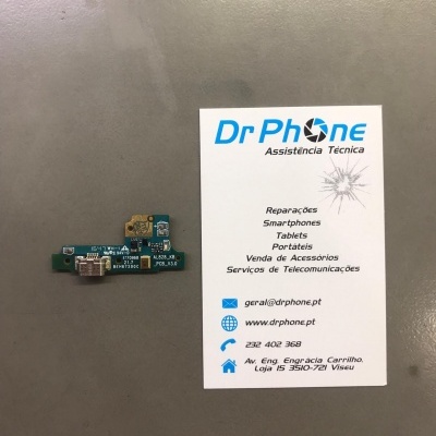 Placa eletrónica verde com conector USB ao lado de cartão de visita branco Dr Phone