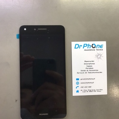 Smartphone Huawei preto ao lado de cartão de visita da Dr Phone em superfície cinzenta