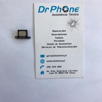 Cartão de visita da empresa Dr Phone ao lado de componente eletrónico pequeno