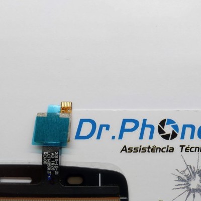 Peça eletrónica de ecrã com conector azul sobre fundo branco com logótipo Dr. Phone e imagem de ecrã partido