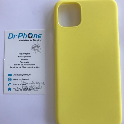 Capa de telemóvel amarela em silicone junto a cartão de visita branco com texto azul e preto