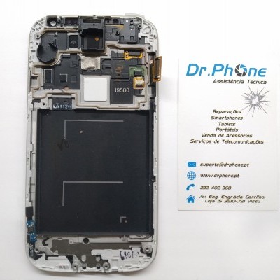 Smartphone desmontado com bateria visível ao lado de cartão de assistência técnica Dr.Phone